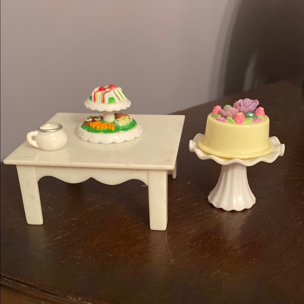 Sylvanian Families Dining Table Colico with cake